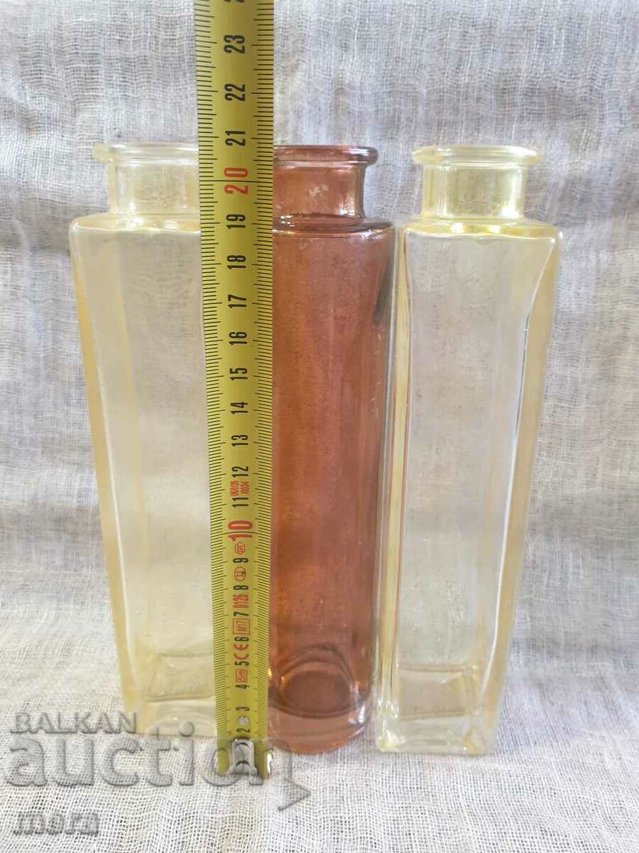 Πολλά τρία χρωματιστά γυάλινα μπουκάλια με τιμή 21.00 BGN | € 10.74