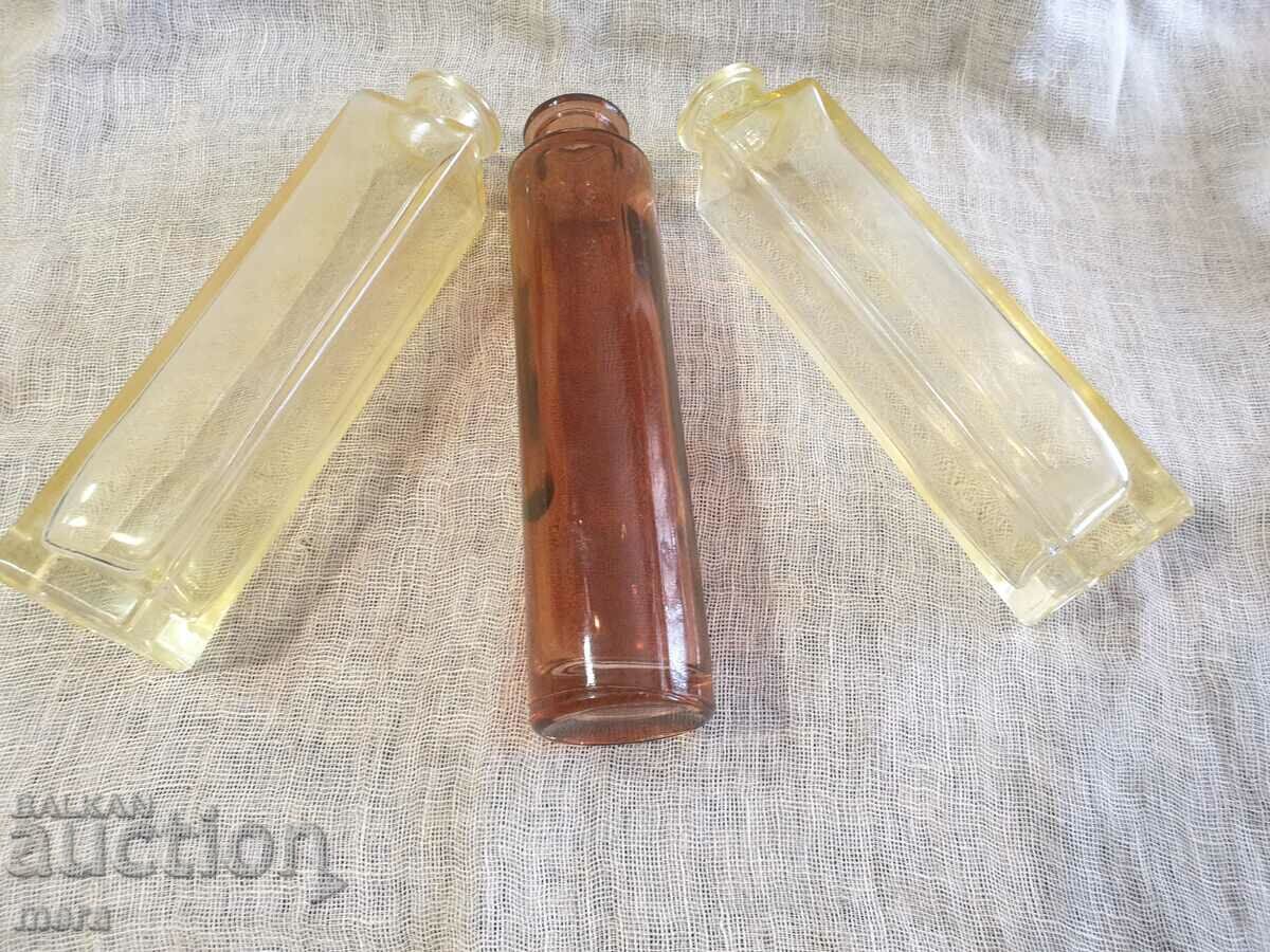 Παράδοση Πολλά τρία χρωματιστά γυάλινα μπουκάλια