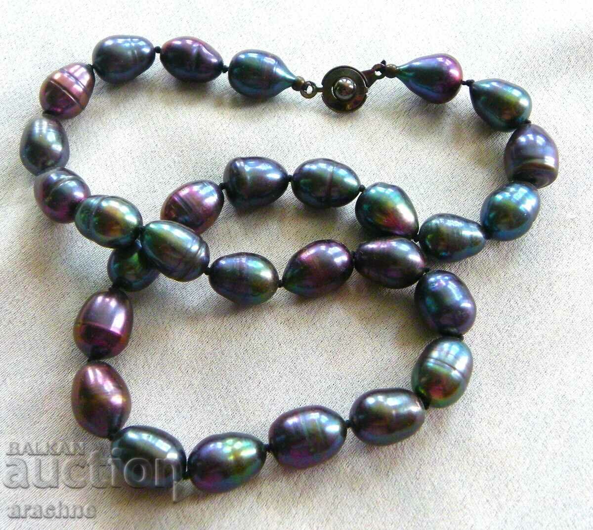 Korean necklace of large dark pearls