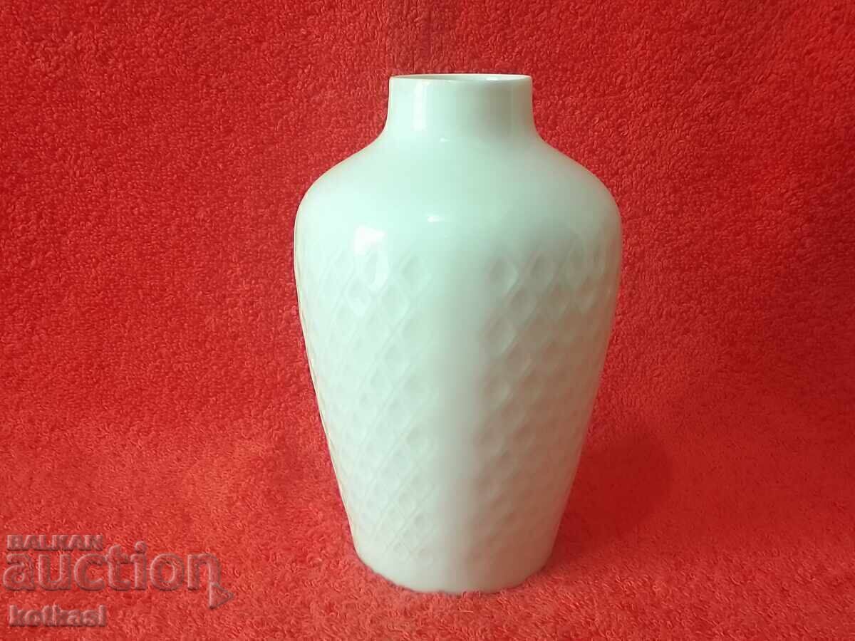 Παλιό πορσελάνινο βάζο Hutschenreuther Γερμανίας ανάγλυφο pover με τιμή € 8.18 | 16.00 BGN Παλιό πορσελάνινο βάζο Hutschenreuther Γερμανίας ανάγλυφο pover με τιμή € 8.18 | 16.00 BGN