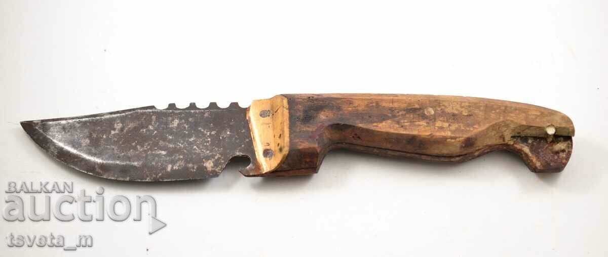 Старинен нож с дървена дръжка и бронзов гард