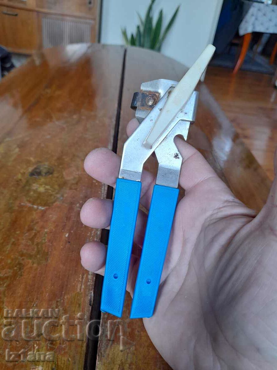 Old RECORD can opener with price 27.00 BGN | € 13.80 Old RECORD can opener with price 27.00 BGN | € 13.80
