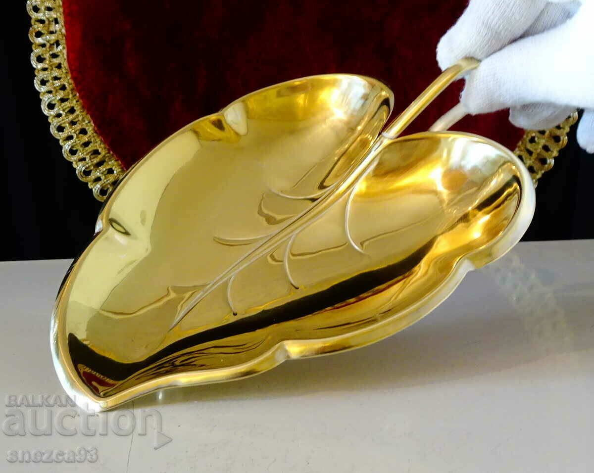 Auction Brass fruit bowl, leaf candy bowl. Auction Brass fruit bowl, leaf candy bowl.