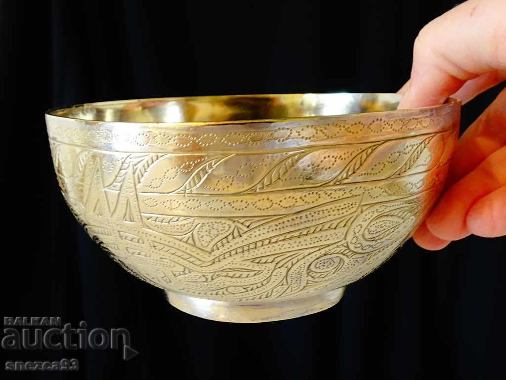 Delivery of Persian bronze bonbonniera, bowl with tugri. Delivery of Persian bronze bonbonniera, bowl with tugri.