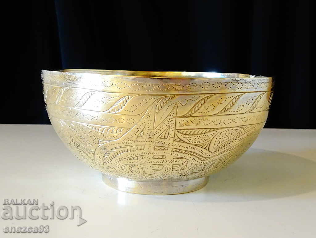 Persian bronze bonbonniera, bowl with tugri. Persian bronze bonbonniera, bowl with tugri.