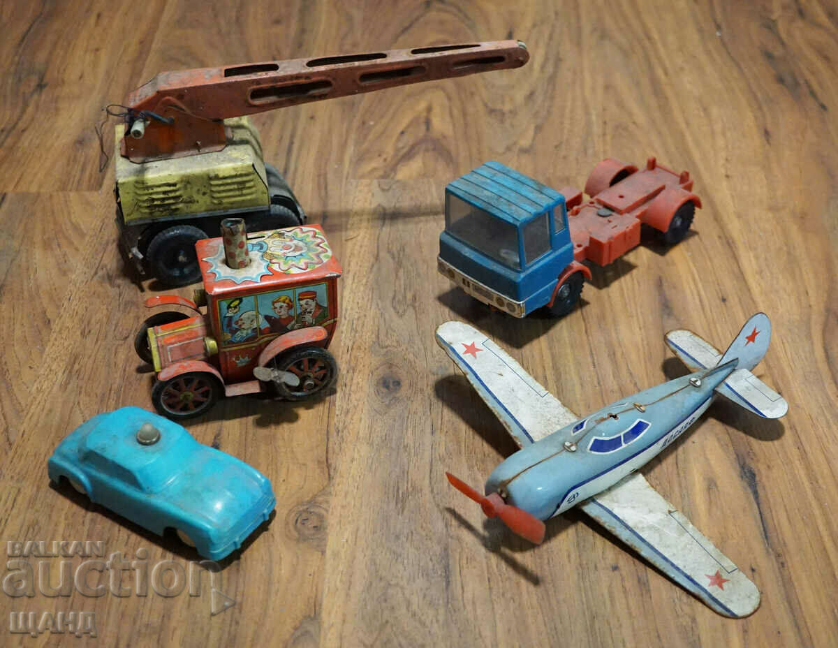 O mulțime de jucării metalice vechi camion, avion, mașină de poliție, macara