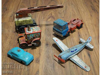 O mulțime de jucării metalice vechi camion, avion, mașină de poliție, macara