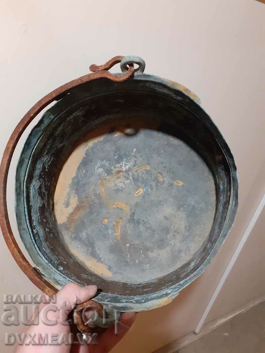 Auction Renaissance copper, copper cauldron, cauldron 3 Auction Renaissance copper, copper cauldron, cauldron 3