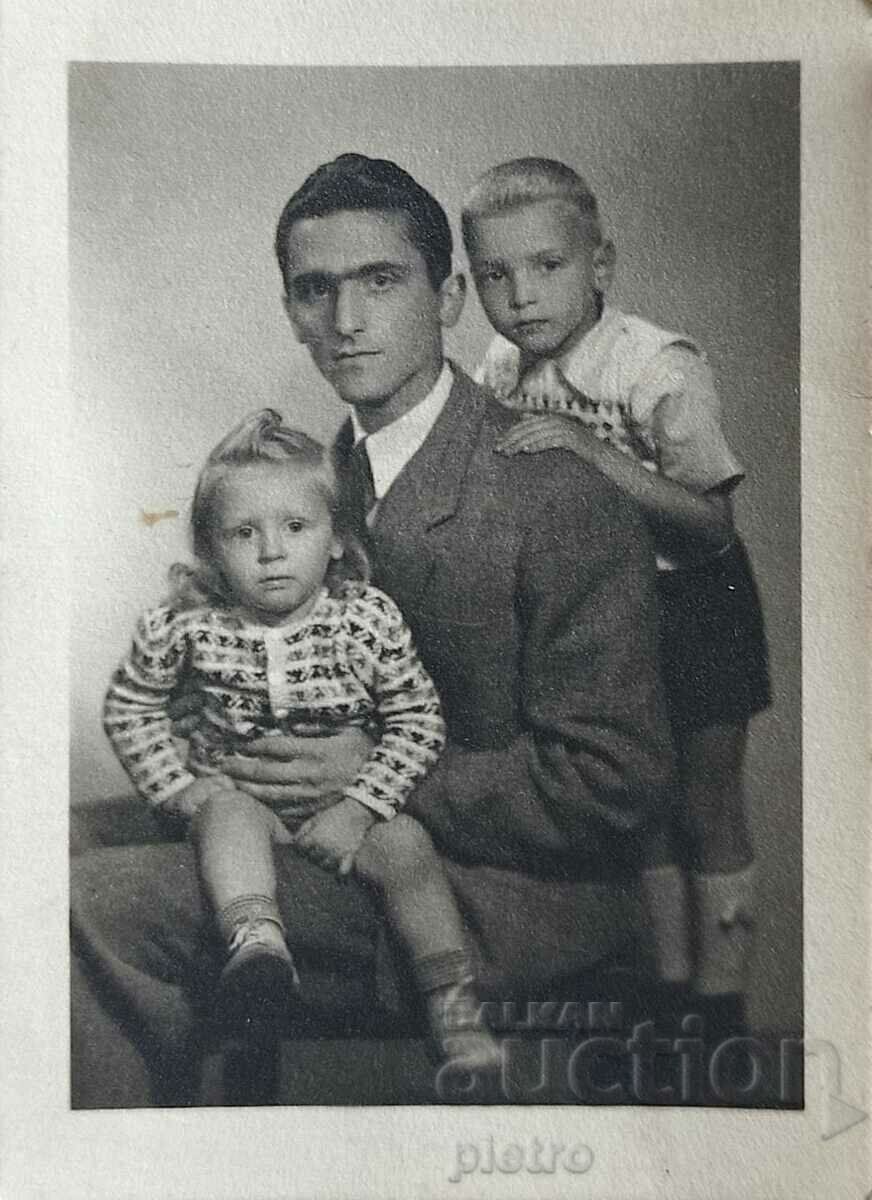 Βουλγαρία Παλιά φωτογραφία ενός πατέρα με τα δύο του ...
