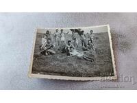 Снимка Тамирино Млади мъже събират сено с вили