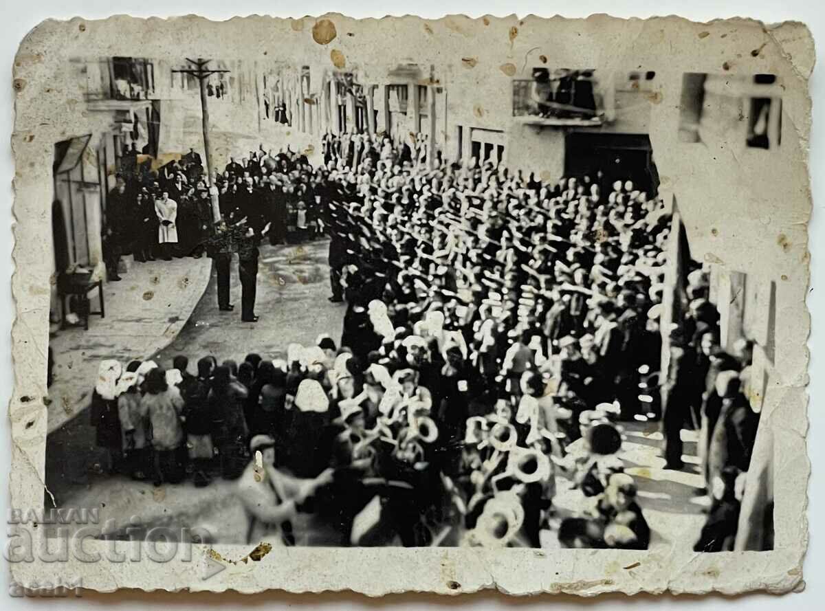 Ο ναζιστικός χαιρετισμός στο κέντρο του Μπομπόσεβο με τιμή 9.99 BGN | € 5.11 Ο ναζιστικός χαιρετισμός στο κέντρο του Μπομπόσεβο με τιμή 9.99 BGN | € 5.11