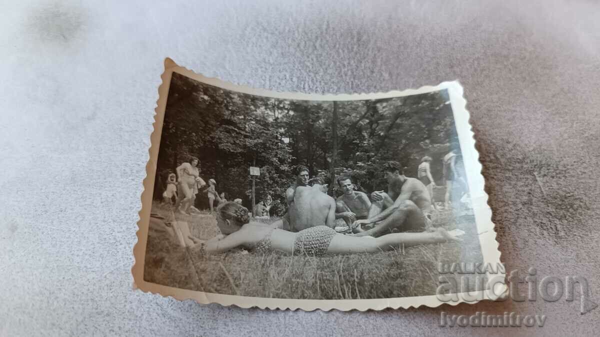 Photo Young men and a girl on a picnic