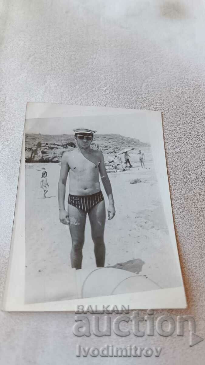 Снимка Млад мъж по бански на плажа