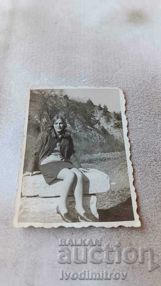 Φωτογραφία Kostenets Νεαρό κορίτσι που κάθεται σε μια μεγάλη πέτρα 1970