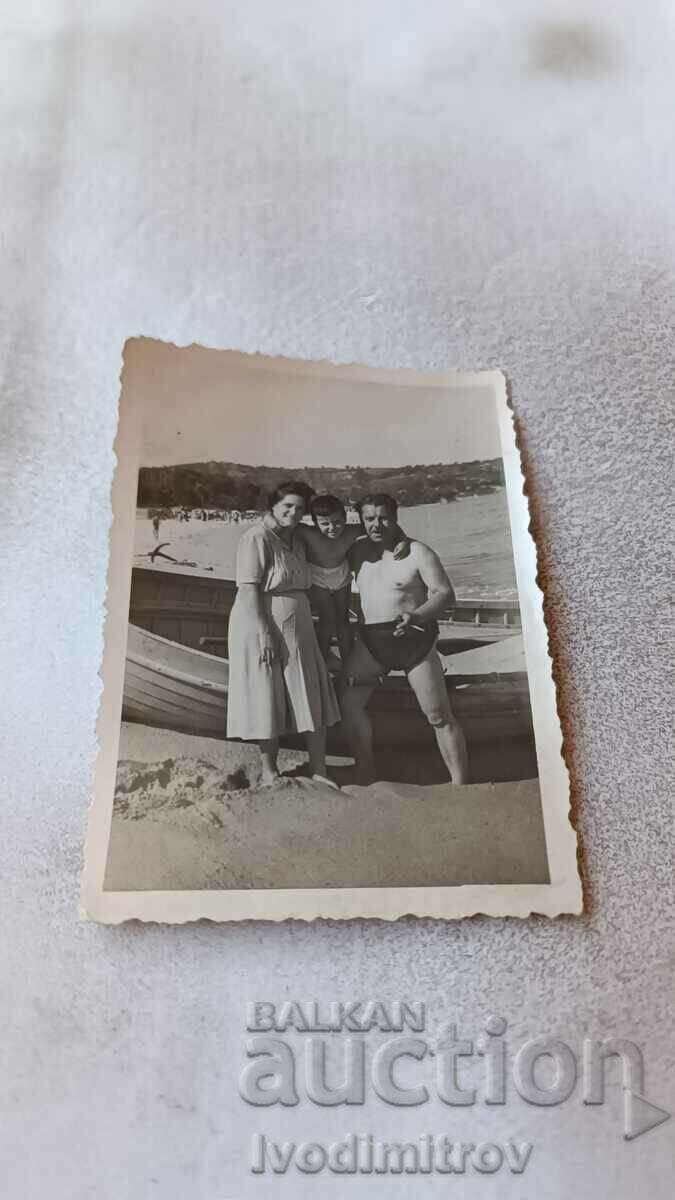 Снимка Мъж жена и малко момче на плажа