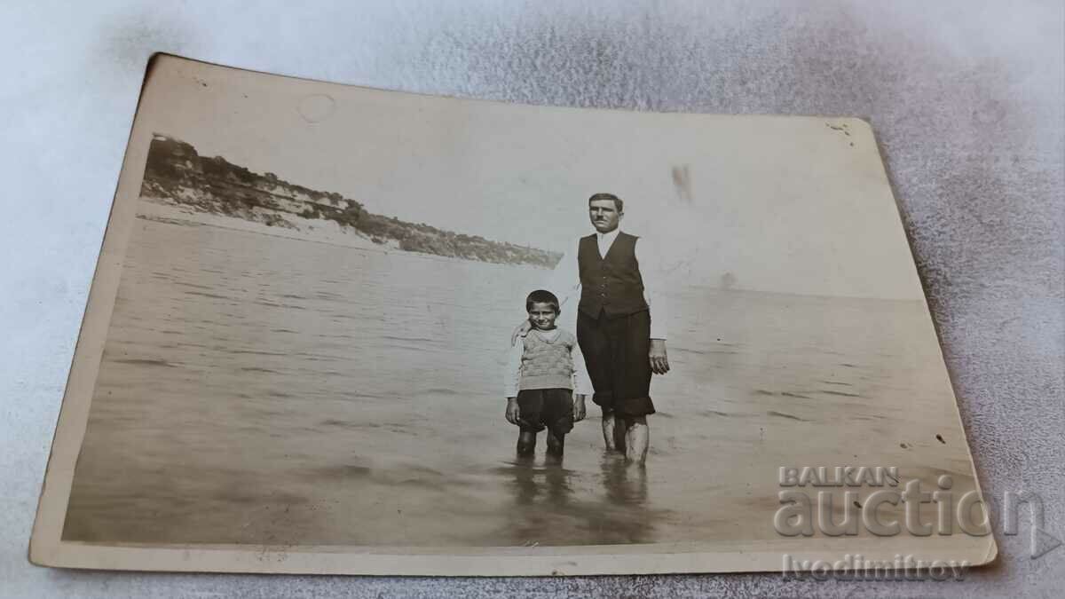 Φωτογραφία Βάρνα Ένας άντρας και ένα αγοράκι στη θάλασσα 1934