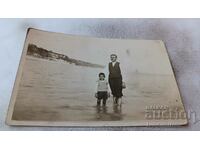 Снимка Варна Мъж и малко момче в морето 1934