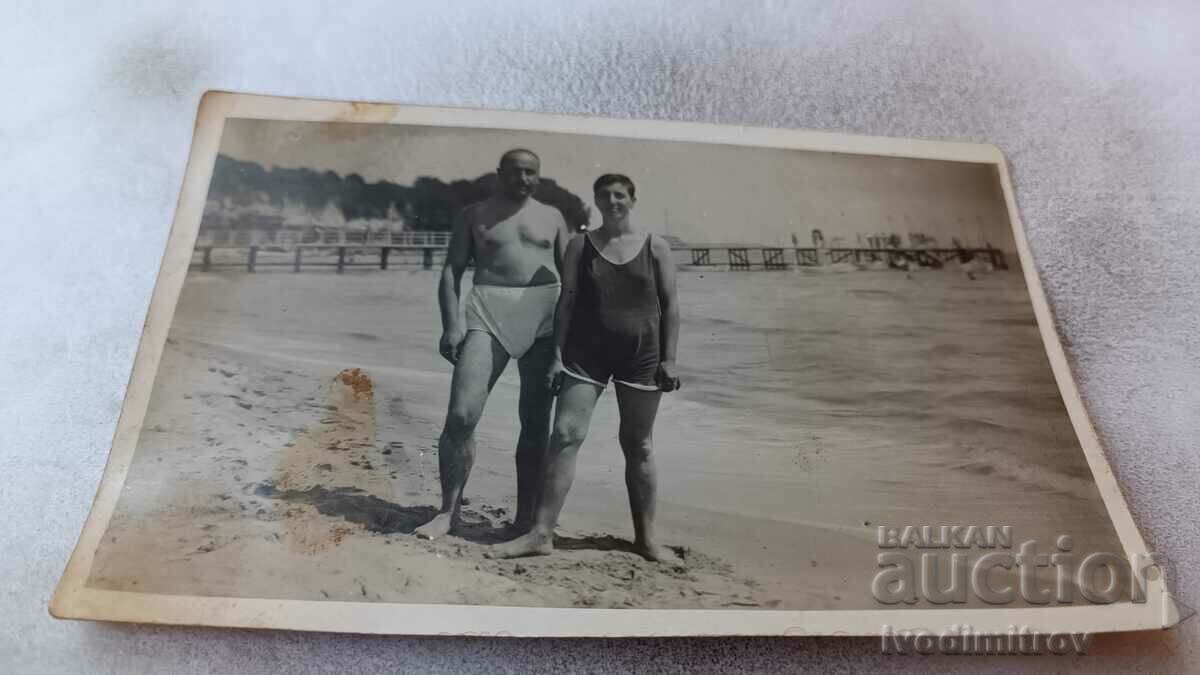 Κα Βάρνα Άνδρας και γυναίκα με ρετρό μαγιό στην παραλία 1927