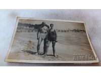Κα Βάρνα Άνδρας και γυναίκα με ρετρό μαγιό στην παραλία 1927