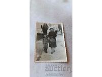 Fotografie Sofia O femeie și un băiețel la plimbare 1947