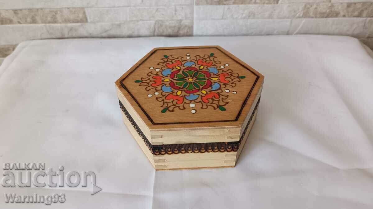 Стара дървена кутия - шестоъгълна с пирография - Българска