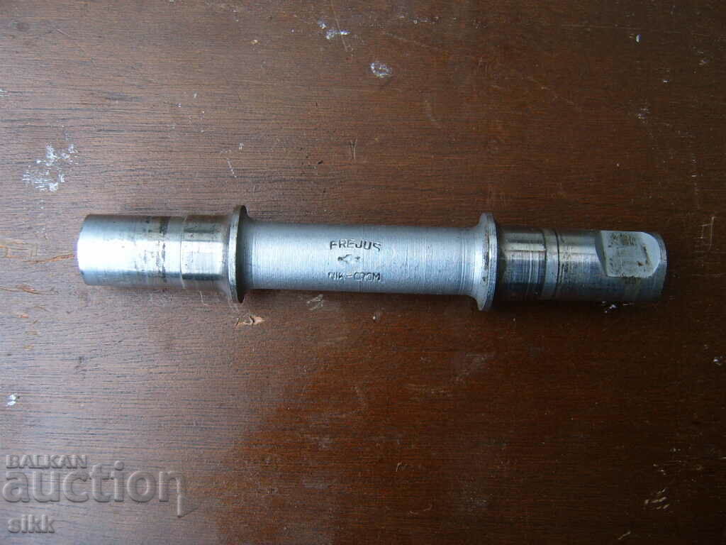 Mid-motion axis for a runner with price 10.00 BGN | € 5.11