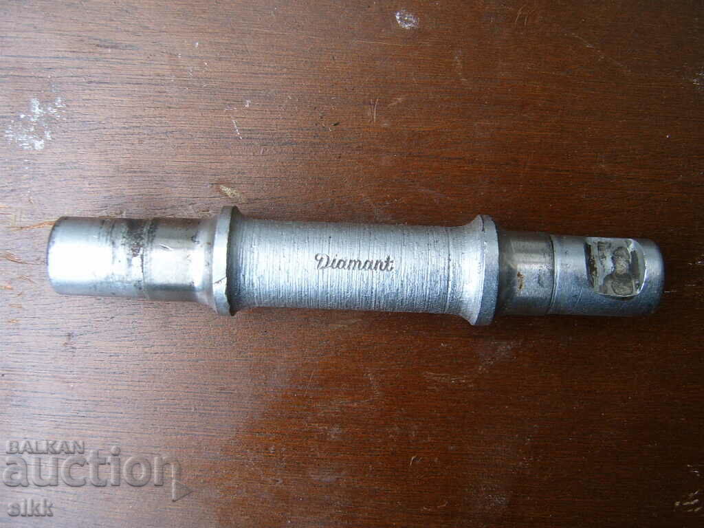 Mid-motion axis for a runner