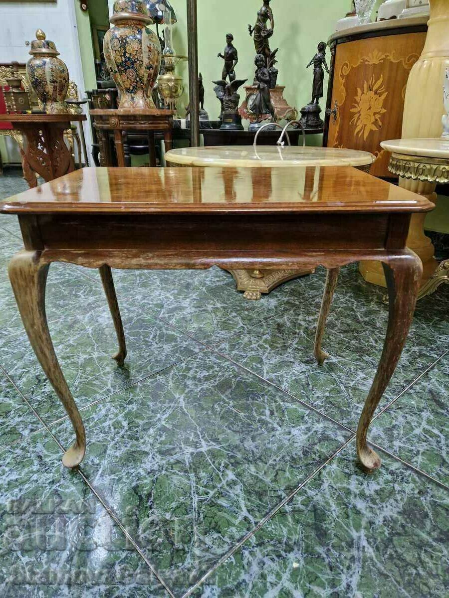 Auction A wonderful antique English solid wood side table Auction A wonderful antique English solid wood side table