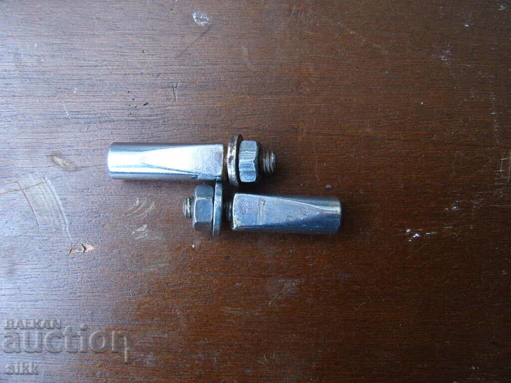 Mid-motion wedges for a runner