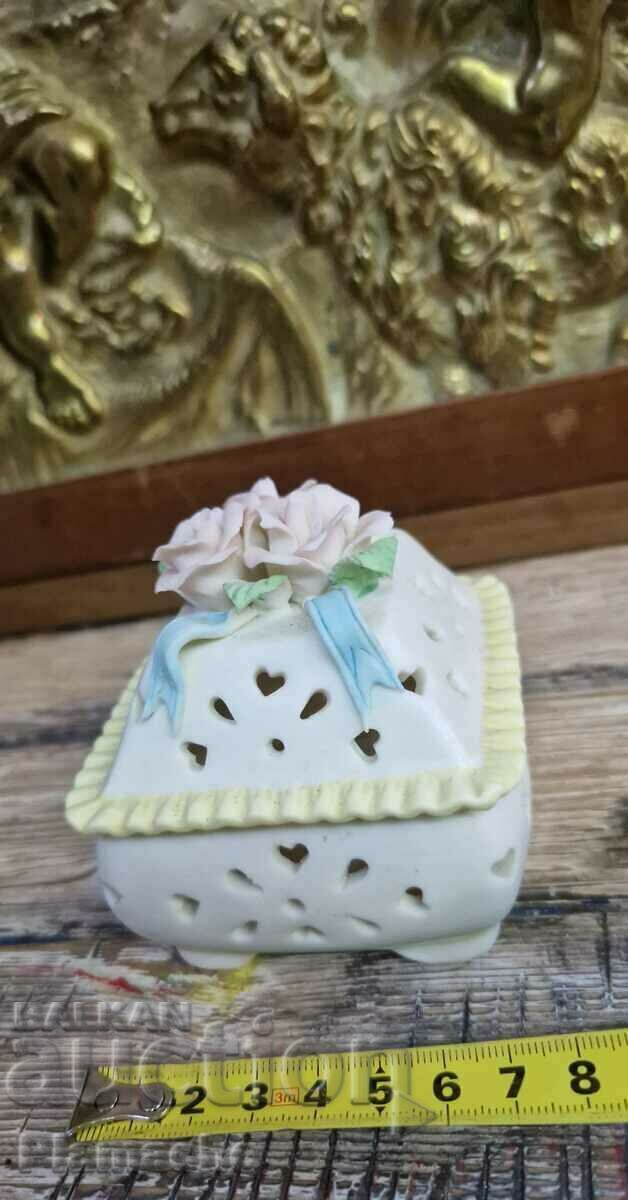 Флорална порцеланова кутийка
