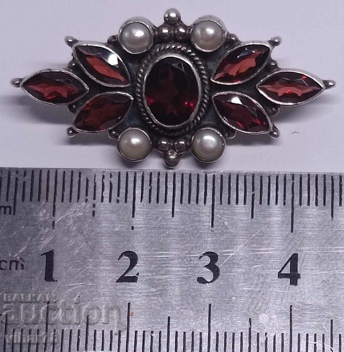 Brosa din argint cu granat si perle cu preț € 99.99 | 195.56 BGN Brosa din argint cu granat si perle cu preț € 99.99 | 195.56 BGN