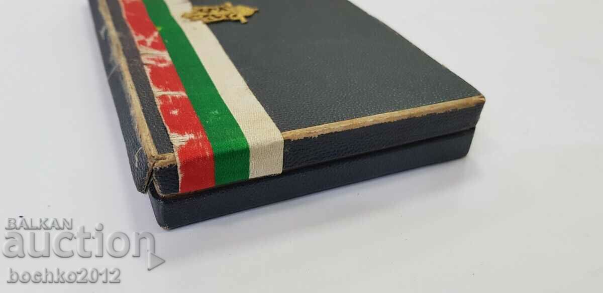 Auction A rare gift box for a medal of the order of signs of Ferdinand Auction A rare gift box for a medal of the order of signs of Ferdinand