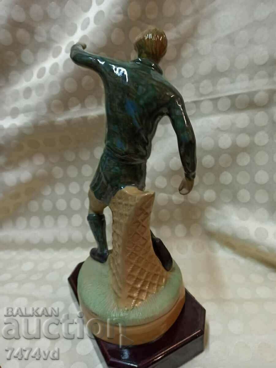 Delivery of Antonio Jimenez-Atletico Villalba porcelain sculpture Delivery of Antonio Jimenez-Atletico Villalba porcelain sculpture