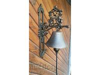 Un clopot mare din fontă, cu un sunet puternic, clar și răsunător!