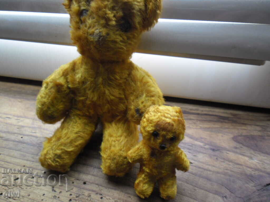 I am selling 2 old teddy bears. - 6 I am selling 2 old teddy bears. - 6