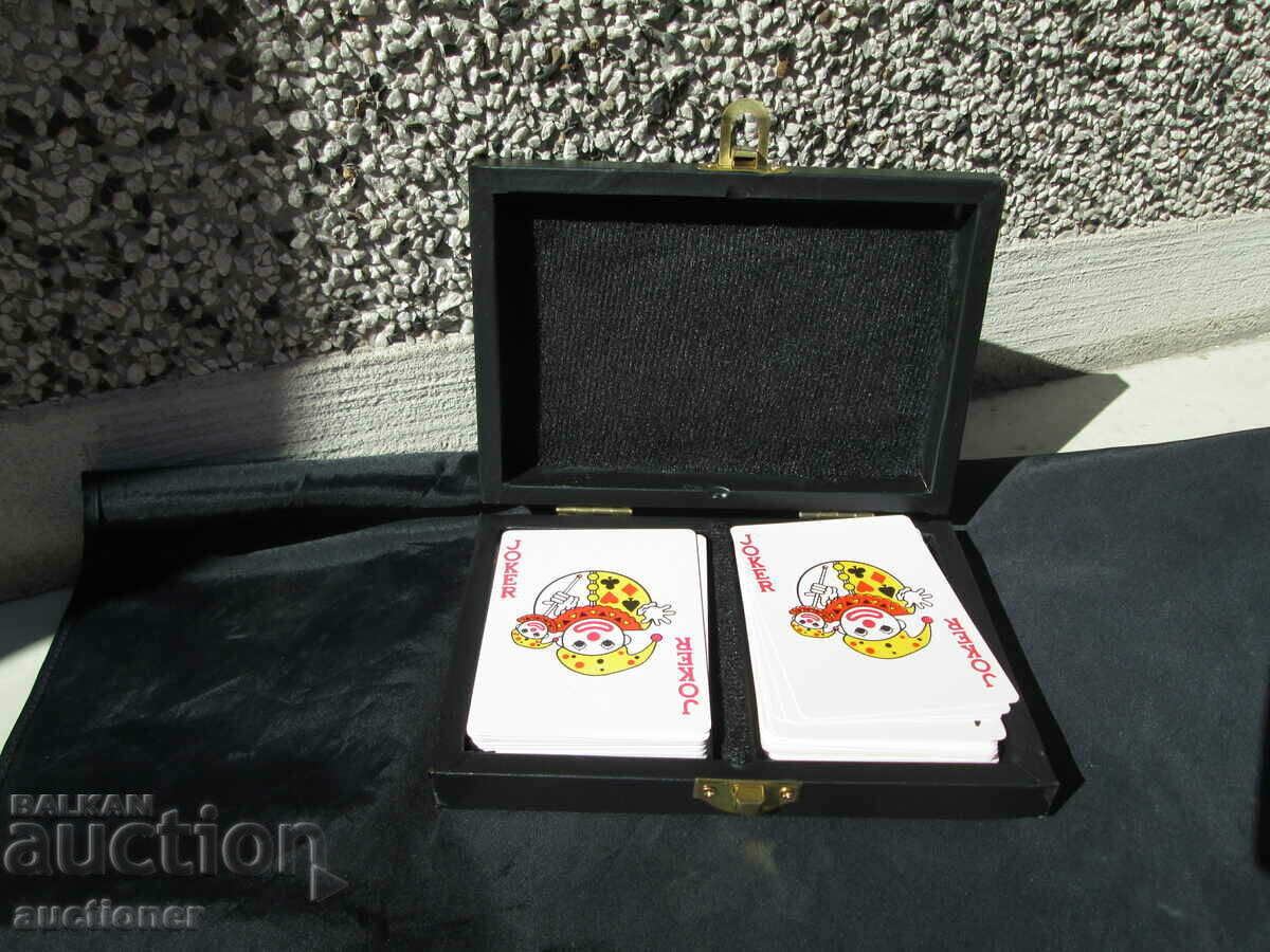 CARTE DE JOC PLAYBOY ÎN CUTIE DE PIELE SET DUBLU cu preț 30.00 BGN | € 15.34