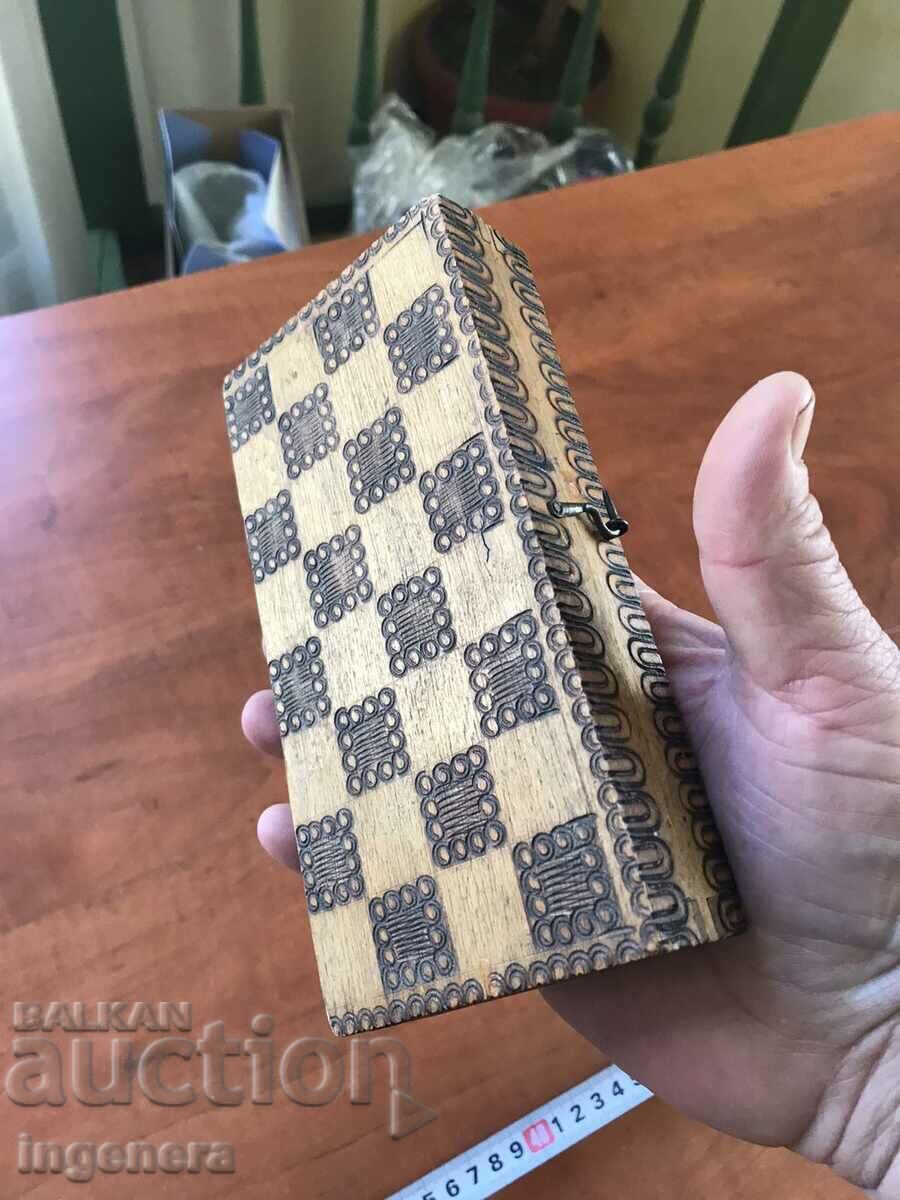 Auction CHESS BOX WOOD PYROGRAPH ANTIQUE GAME Auction CHESS BOX WOOD PYROGRAPH ANTIQUE GAME