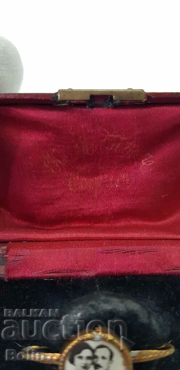 Auction A beautiful gilded brooch with Tsar Boris III and Queen Joanna Auction A beautiful gilded brooch with Tsar Boris III and Queen Joanna