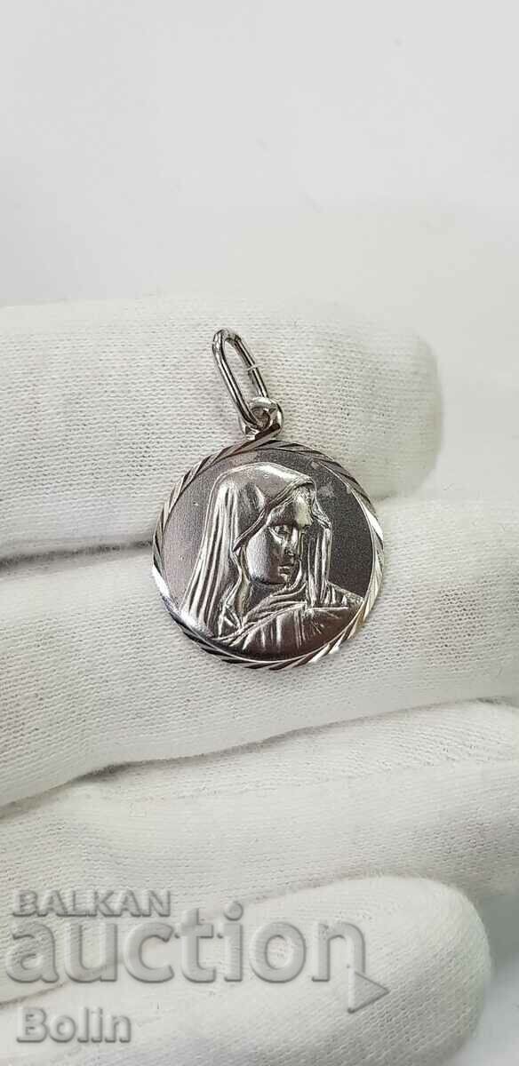 Auction Delicate silver medallion with the Virgin Mary 925 BC. Auction Delicate silver medallion with the Virgin Mary 925 BC.