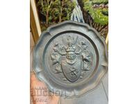 TIN WALL PLATE WITH COAT OF COAT OF ARMS