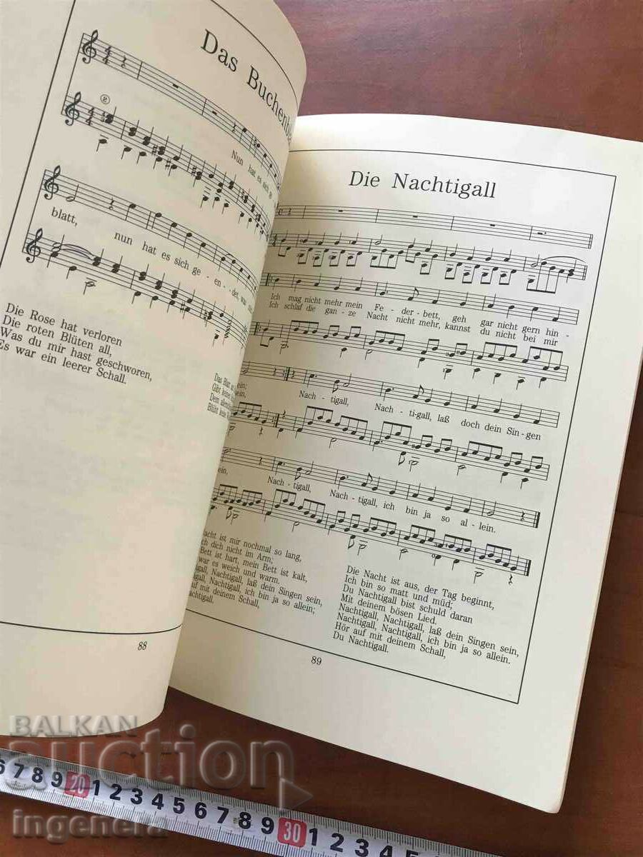 Auction  BOOK OF OVER 75 SONGS WITH SHEETS FOR GUITAR-GERMAN