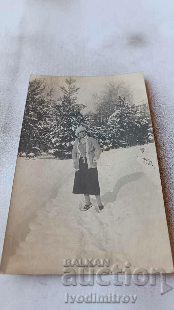 Φωτογραφία Iskrets Γυναίκα σε ένα μονοπάτι στο πάρκο το χειμώνα