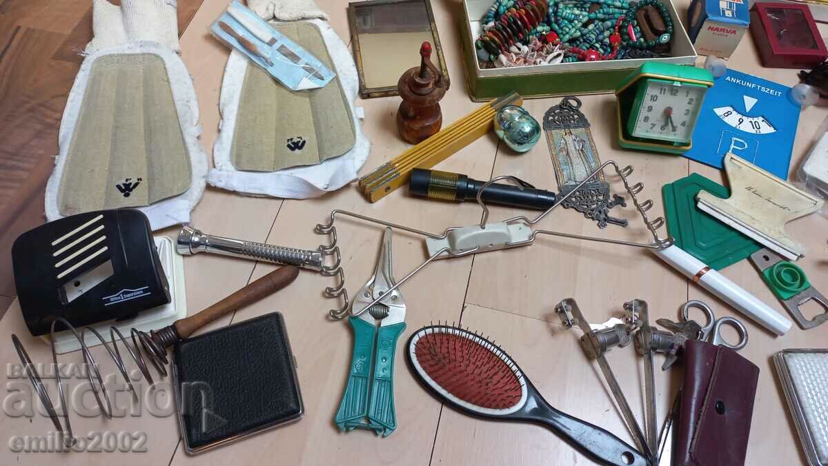 Delivery of Retro personal belongings a whole suitcase Delivery of Retro personal belongings a whole suitcase