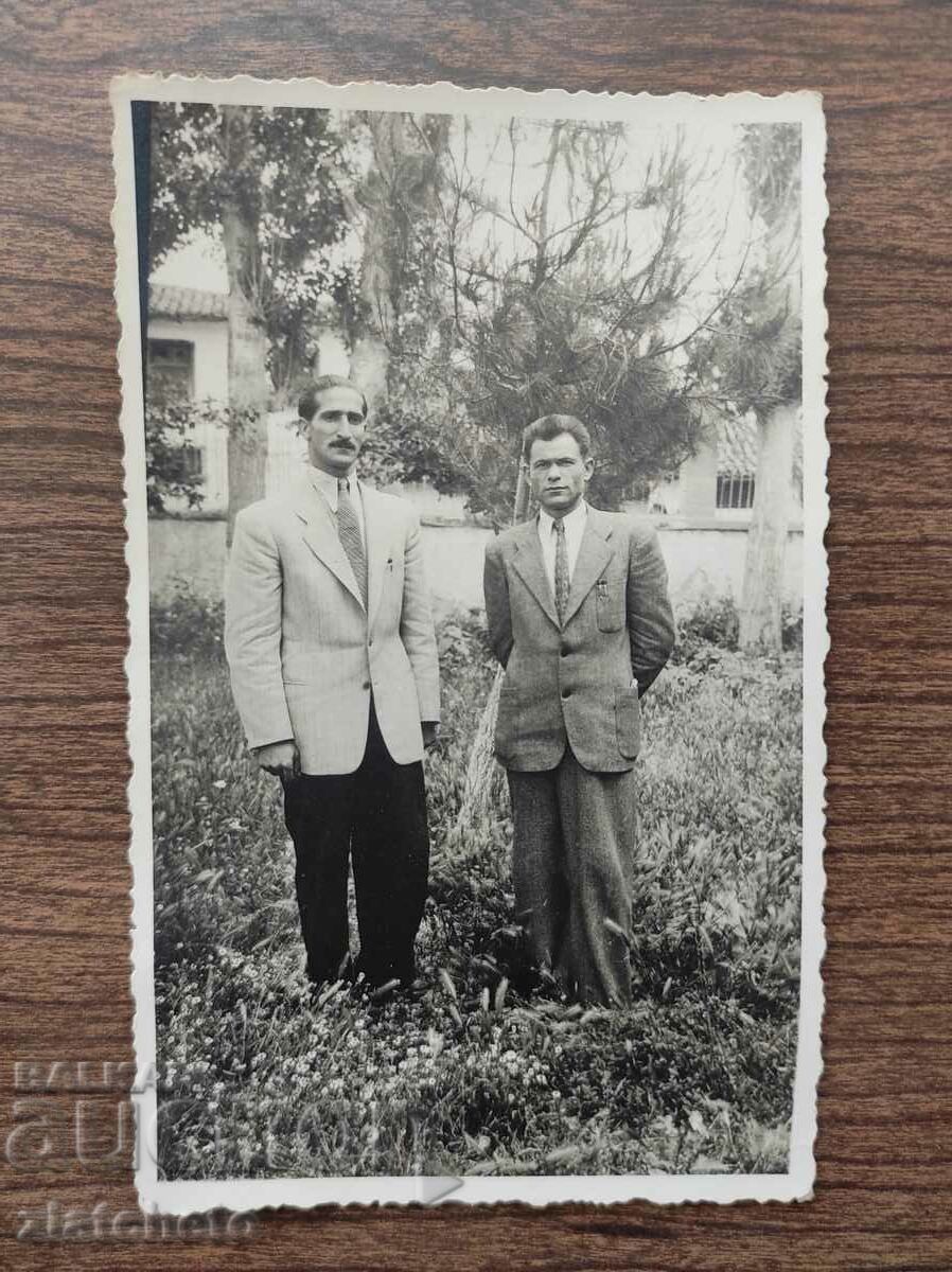 Παλαιά φωτογραφία Βασίλειο της Βουλγαρίας - Δύο άντρες στη Gyumurjina 1943