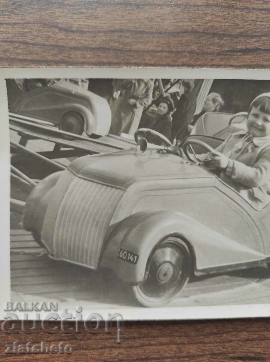 Foto veche Regatul Bulgariei - Carusel pentru copii cu mașini cu preț 20.00 BGN | € 10.23