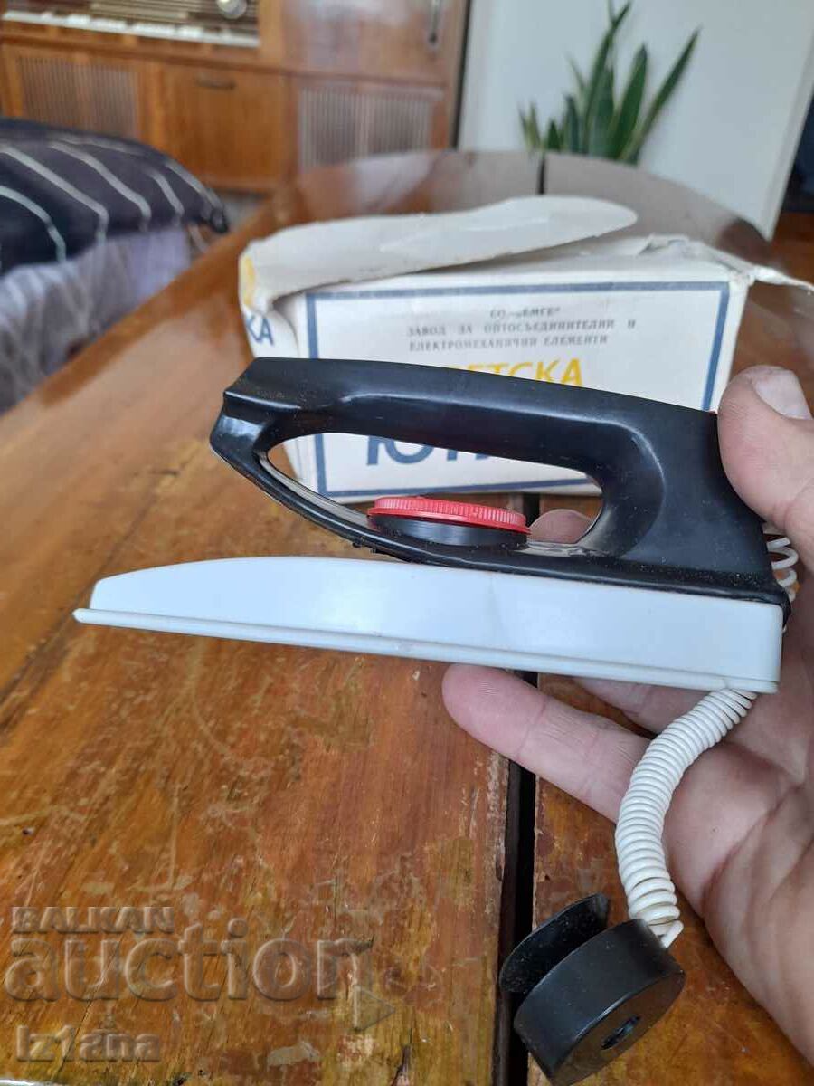 Auction An old children's iron Auction An old children's iron