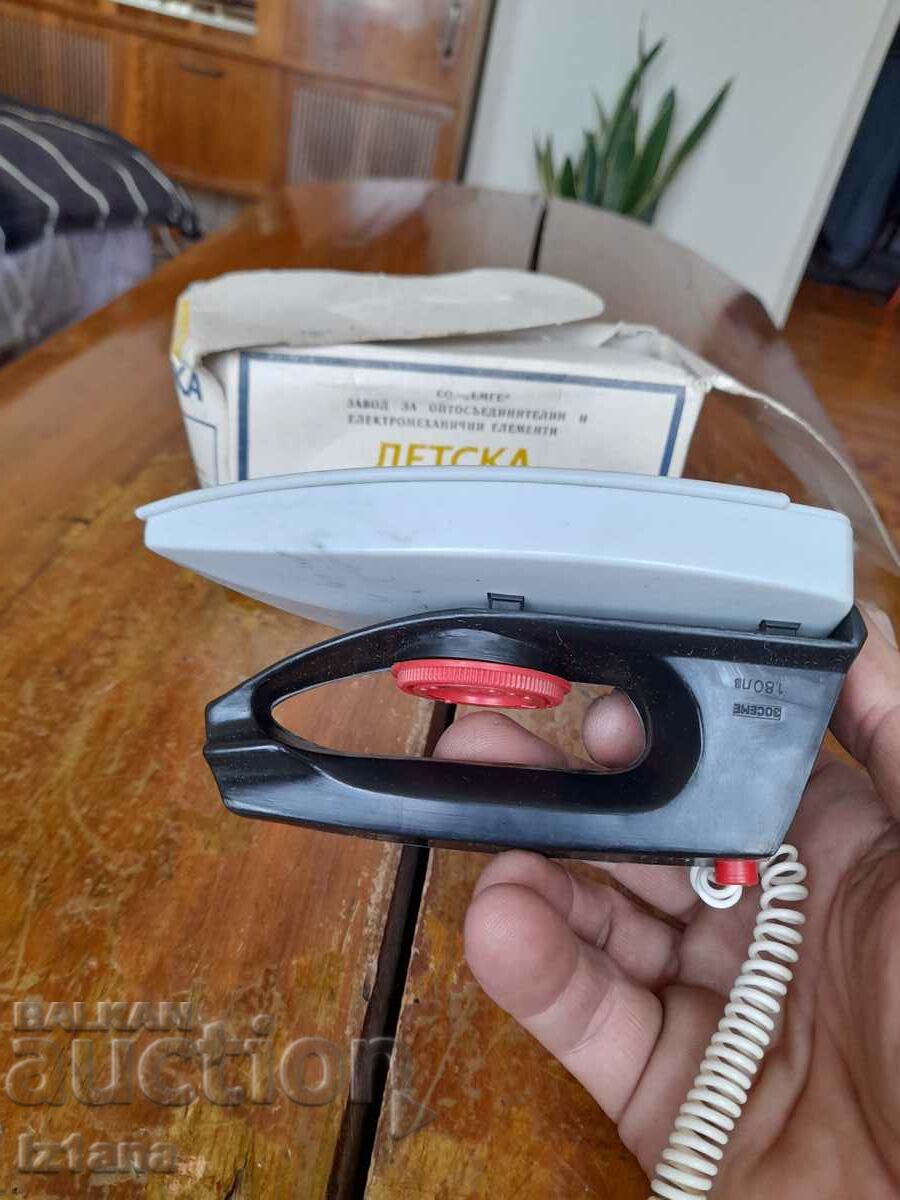 An old children's iron - 5 An old children's iron - 5