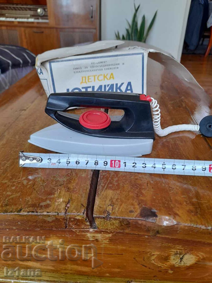 An old children's iron - 6 An old children's iron - 6