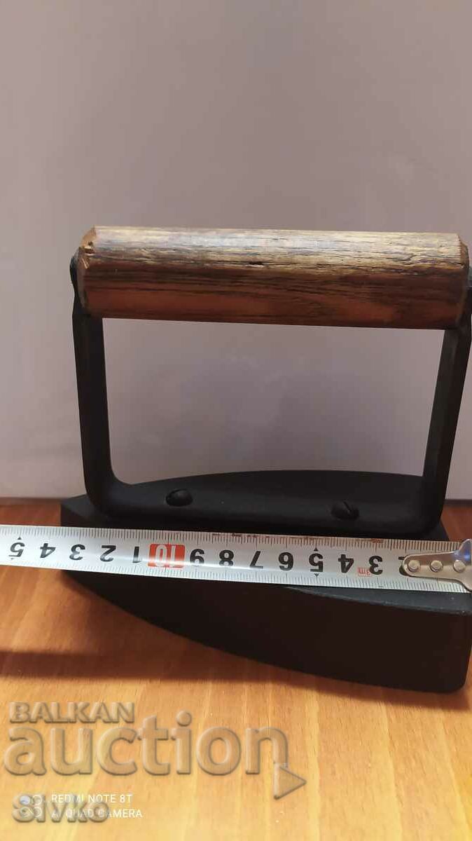 Auction Iron cast iron very well preserved Auction Iron cast iron very well preserved