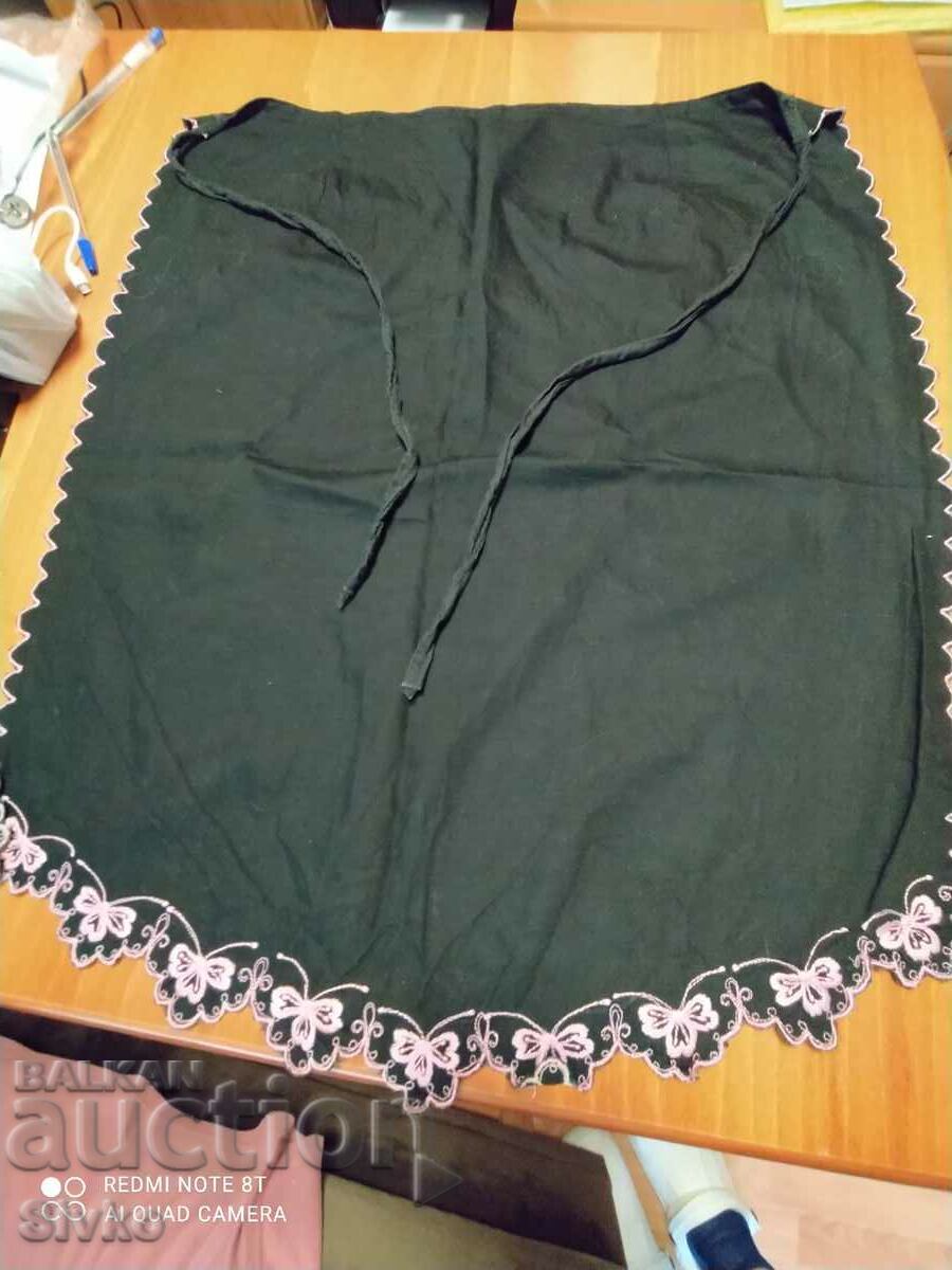 Ποδιά, λαϊκή φορεσιά, μαύρη με κέντημα με τιμή 14.29 BGN | € 7.31 Ποδιά, λαϊκή φορεσιά, μαύρη με κέντημα με τιμή 14.29 BGN | € 7.31